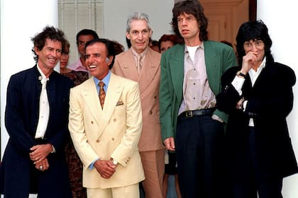 El 10 de febrero de 1995, los Rolling Stones fueron invitados a la Quinta Presidencial de Olivos; en la imagen, Keith Richards, el por entonces presidente Carlos Menem, Charlie Watts (fallecido en agosto de 2021), Mick Jagger y Ronnie Wood
