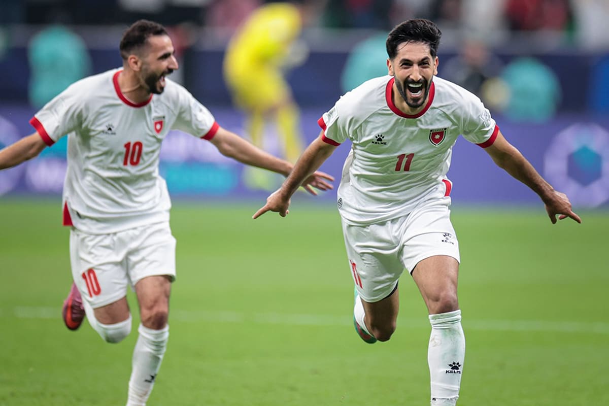 El 10, Mousa Al-Tamari, conocido como el "Messi jordano", celebra con su compañero Yazan Al-Naimat la primera clasificación de su selección para disputar la Copa del Mundo.