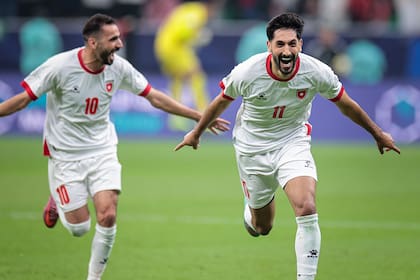 El 10, Mousa Al-Tamari, conocido como el "Messi jordano", celebra la clasificación junto con su compañero Yazan Al-Naimat