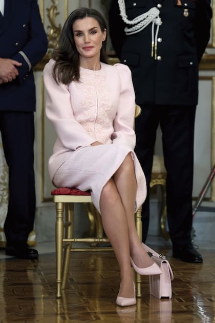 El 11 de diciembre, durante el
viaje de los Reyes a Italia, llevó un conjunto de tweed rosa con
innovadora chaqueta de hombros marcados, también de la
diseñadora española.