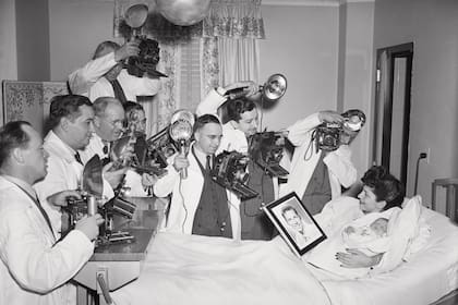 El 11 de enero de 1944, Nancy Barbato presenta en sociedad a su hijo Frankie, que había nacido el día anterior en el Hospital Margaret Hague, en Nueva Jersey. En la cama, ella sostiene con un brazo al bebé y, con el otro, un gran portarretrato con la foto de su marido, que estaba en Hollywood rodando una película. Una curiosidad: los hombres de prensa tuvieron que vestir guardapolvos blancos para entrar a la habitación.