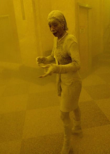 El 11 de septiembre de 2001, Borders recién cumplía su primer mes de trabajo en el Bank of America, cuyas oficinas se encontraban en el piso 81 de la Torre Norte del World Trade Center y fue fue fotografiada cuando logró refugiarse en un edificio cercano a las torres