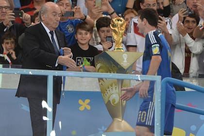 El 13 de julio de 2019..., un instante amargo en la vida deportiva de Messi, y en el Maracaná: Blatter, entonces presidente de la FIFA, lo saluda después de la derrota ante Alemania..., que minutos después recibiría la Copa del Mundo