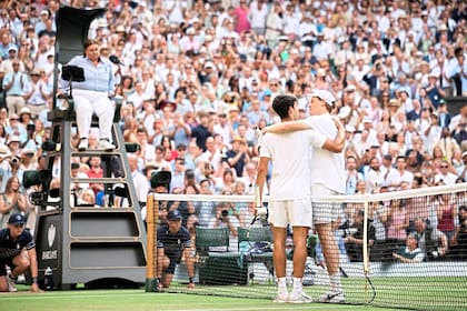 El 13 de julio pasado, en Wimbledon, el saludo entre Sinner (el campeón) y Alcaraz; esa derrota llevó al español a estudiar más a su rival