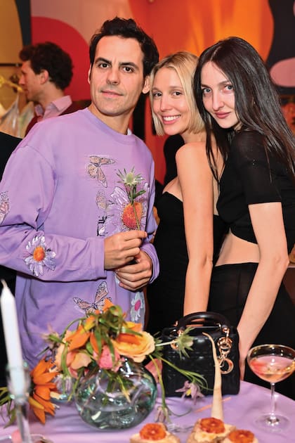 El 13 de marzo, en una comida que tuvo lugar en Londres, Olympia y Martín Pacanowski posaron con Tish Weinstock, editora de belleza de la edición británica de Vogue, casada con Tom Guinness.