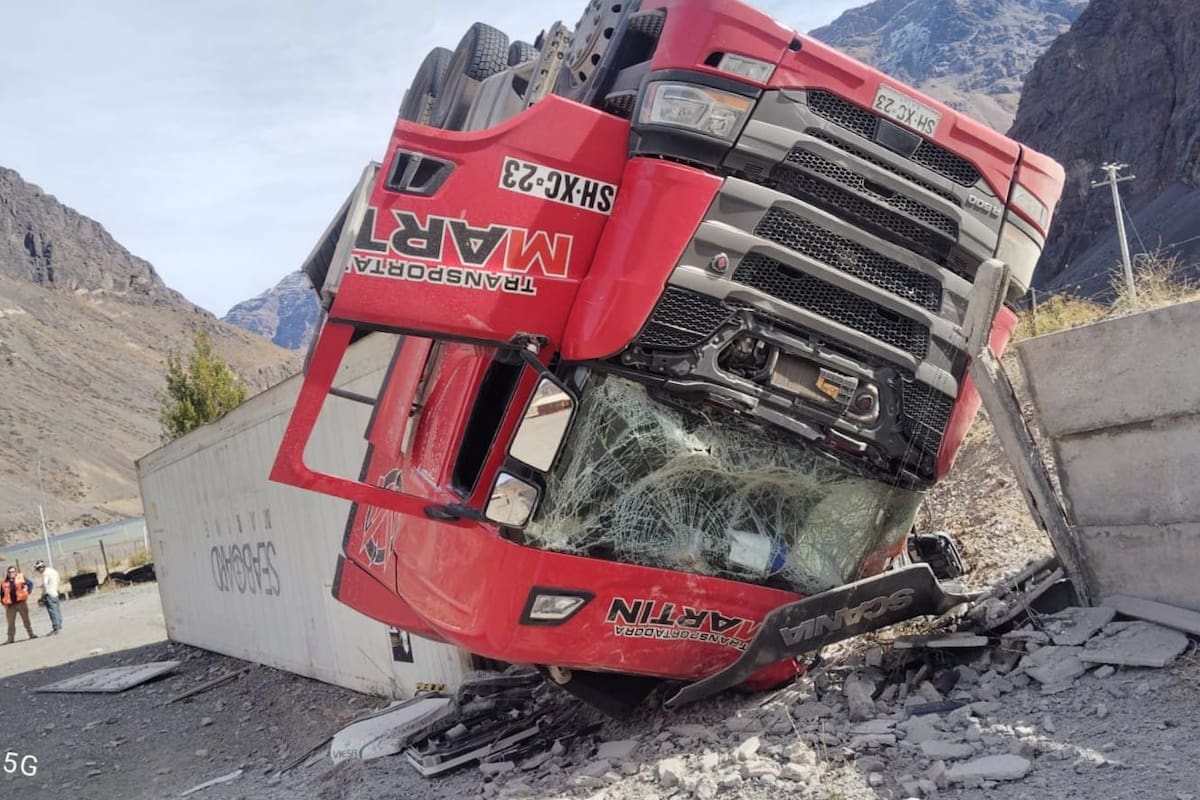 El 14 de mayo volcó un camión en el camino internacional en el sector Cuesta Caracoles