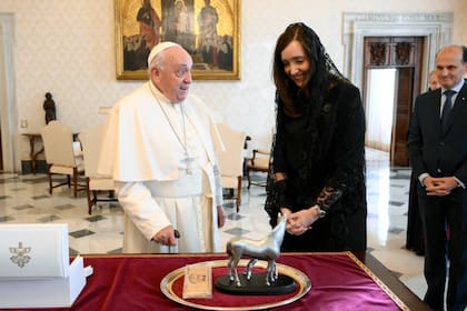 El 14 de octubre de 2024, el papa Francisco recibió a la vicepresidenta, Victoria Villarruel, que ya estaba en tensión con el Presidente. El encuentro fue en la Biblioteca del Palacio Apostólico, donde solía recibir a los jefes de Estado. El encuentro fue largo: duró una hora.