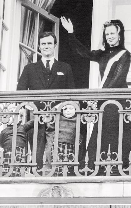 El 15 de enero de 1972, después de ser proclamada monarca, Margarita II de Dinamarca saluda desde el balcón del Palacio Christiansborg acompañada por su marido, el príncipe Henrik, y sus hijos, los príncipes Federico y Joaquín.