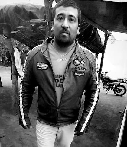 El 15 de mayo, Luis Espinoza, 32 años, seis hijos, fue asesinado en el marco de un operativo policial para impedir una carrera cuadrera en Tucumán. Los efectivos involucrados habrían ocultado su cuerpo lanzándolo en un precipicio a 100 km del lugar del hecho, en Catamarca. “Nadie lo va a encontrar”,
