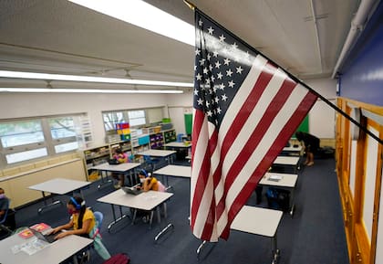 El 15% de los migrantes no autorizados de California mayores de 25 años tiene un título universitario o de posgrado, mientras que en Texas este porcentaje es del 13%