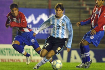 El 16 de octubre de 2004, con tan solo 17 años, 3 meses y 22 días, Lionel Messi debutaba en la selección, en una "operativo relámpago" en la cancha de Argentinos, porque lo buscaba la Federación española