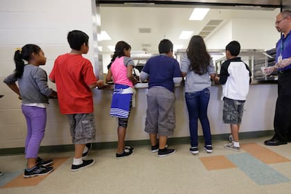 El 17 de julio, jóvenes beneficiarios del SIJ y organizaciones como el Central American Refugee Center presentaron una demanda colectiva contra la administración Trump por eliminar una protección clave que evitaba su deportación y les permitía trabajar legalmente