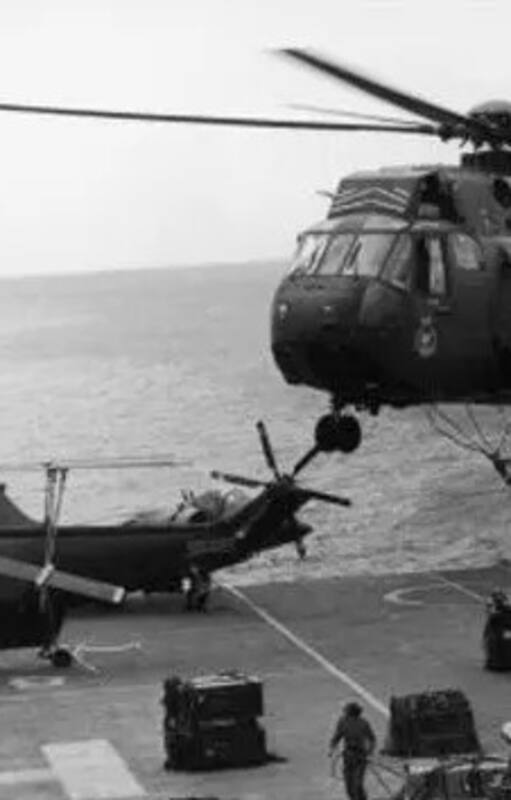 El 17 de mayo de 1982, un helicóptero Sea King (foto) con 8 comandos británicos aterrizó en la estancia La Sara, a poco más de 40 kilómetros de la base aérea de Río Grande, cerca de la ruta nacional 3