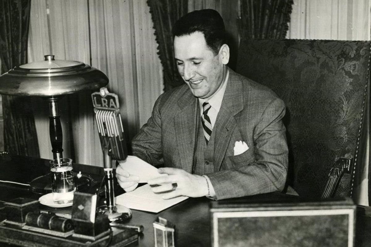 El 17 de octubre de 1950, en un discurso dirigido al pueblo congregado en la Plaza de Mayo de Buenos Aires para conmemorar el quinto aniversario del Día de la Lealtad, Juan Domingo Perón, quiso dejar clara la doctrina peronista compendiando en las conocidas como "Veinte Verdades Peronistas" la esencia de su filosofía política