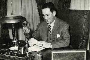 El 17 de octubre de 1950, en un discurso dirigido al pueblo congregado en la Plaza de Mayo de Buenos Aires para conmemorar el quinto aniversario del Día de la Lealtad, Juan Domingo Perón, quiso dejar clara la doctrina peronista compendiando en las conocidas como "Veinte Verdades Peronistas" la esencia de su filosofía política