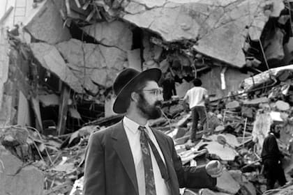 El 18 de julio de 1994, a las 09.53 de la mañana, estalló un artefacto en el edificio de la AMIA, en pleno centro de Buenos Aires. Más de 80 personas murieron y cerca de 300 resultaron heridas