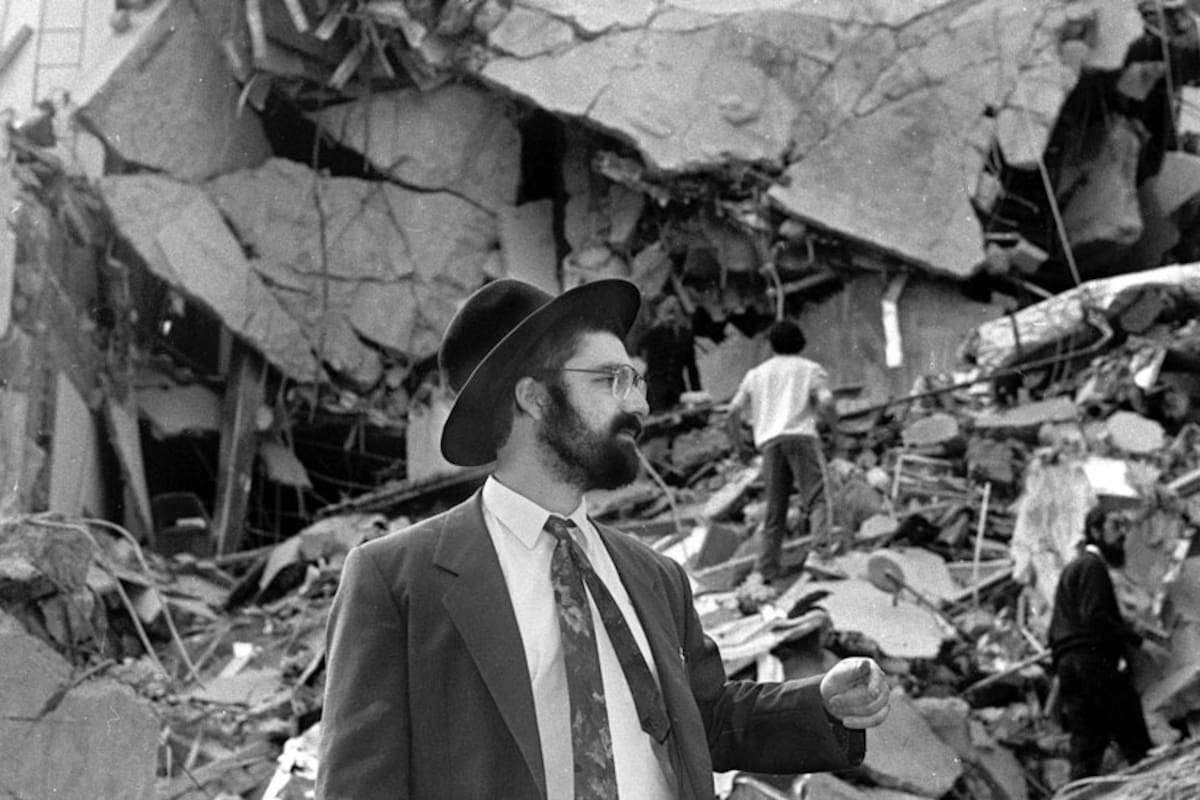 El 18 de julio de 1994 estalló un artefacto en el edificio de la AMIA, en pleno centro de Buenos Aires. Más de 80 personas murieron y cerca de 300 resultaron heridas.