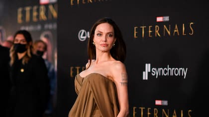 El 18 de octubre pasado, Angelina Jolie pisó la alfombra roja para la premiere de Eternals y su tatuaje en honor a Brad Pitt ya era casi imperceptible