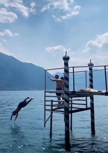 El 18, los invitados más jóvenes se zambulleron en el lago para refrescarse. La temperatura marcaba 30 grados centígrados.