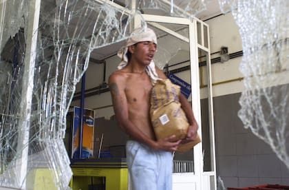 El 19 de diciembre de 2001, en Moreno, LA NACION registró esta imagen del saqueo de un mercado