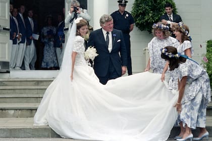 El 19 de julio de 1986, después de cinco años de relación, Caroline se casó con el diseñador Edwin
Schlossberg en la iglesia católica Nuestra Señora de la Victoria, en Cape Cod. Llevó un vestido de Carolina Herrera, que entonces no era tan famosa y este traje de novia la instaló en el olimpo fashion. Su hermano John ofició de padrino y su tío Ted la llevó al altar. Entre las siete damas de honor, estaban sus primas
Maria Shriver y Courtney Kennedy Ruhe
