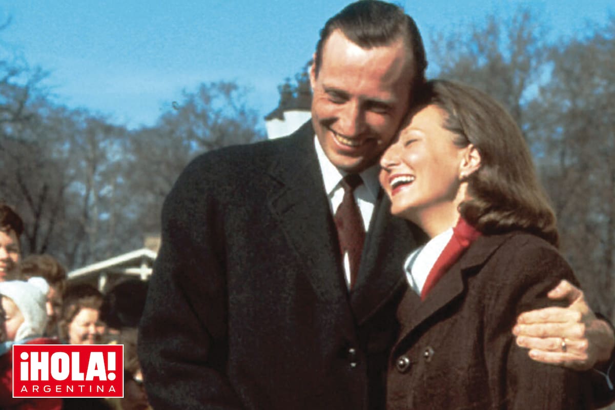 El 19 de marzo de 1968, en Oslo, los enamorados posan ante los fotógrafos tras el anuncio de su compromiso.