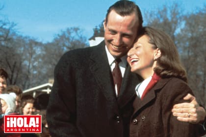 El 19 de marzo de 1968, en Oslo, los enamorados posan ante los fotógrafos tras el anuncio de su compromiso.