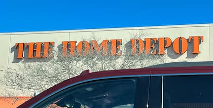 El 19 de noviembre, aproximadamente 100 personas protestaron en contra de las redadas afuera de un Home Depot en Charlotte (Unsplash/Julia A. Keirns)
