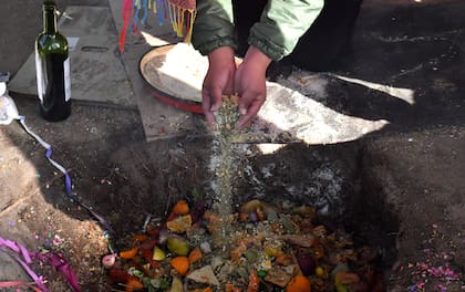 El 1° de agosto, en el día de la Pachamama, se hace la ceremonia de ofrenda y se toma la caña con ruda