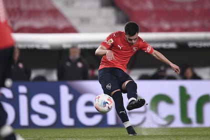 El 2-0, de Soñora, una joya de tiro libre, de zurda, para el triunfo de Independiente