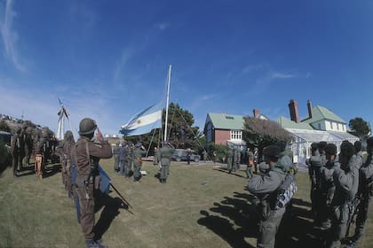 El 2 de abril de 1982, la bandera argentina se izó en la casa del gobernador de Malvinas