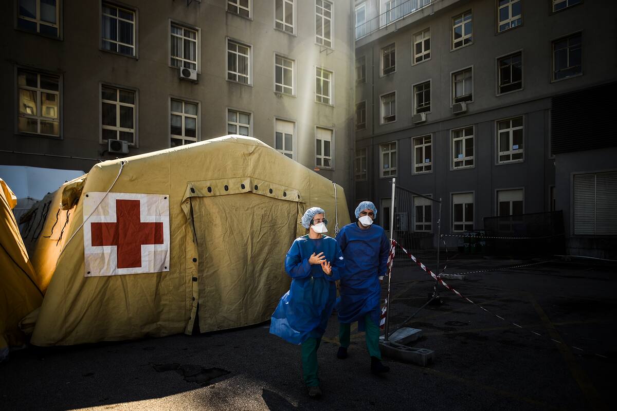 El 2 de abril, los trabajadores de la salud se paran frente a una carpa de testeo para presuntos pacientes con Covid-19 frente al Hospital Santa Maria en Lisboa