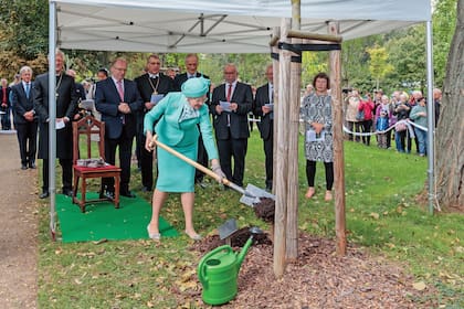 El 2 de octubre de 2016, la Reina plantó un árbol en el jardín de Lutero después de la reapertura de la iglesia del Castillo en Wittenberg, Alemania.