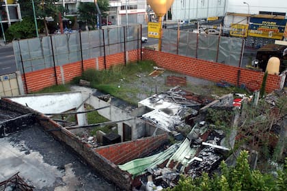 El 20 de diciembre de 1993 diecisiete chicos murieron y otros 24 resultaron heridos al incendiarse la disco Kheyvis, ubicada en la avenida Libertador al 1900, en la localidad bonaerense de Olivos.- LA FOTO MUESTRA EL ESTADO ACTUAL DEL PREDIO DONDE SE ENCONTRABA LA DISCO - 18/12/03