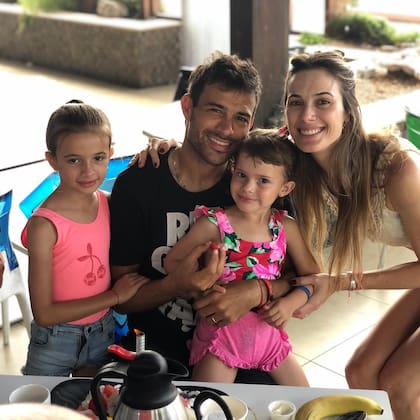 El 20 de diciembre de 2015 se convirtieron en una familia de cuarto con la llegada de Carmela