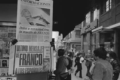 El 20 de noviembre de 1975 el presidente de Gobierno español, Carlos Arias Navarro, informó a los ciudadanos la muerte de Francisco Franco (Getty Images)