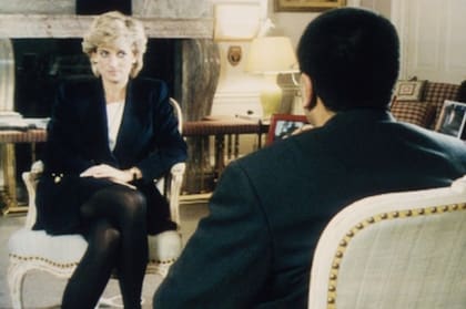 El 20 de noviembre de 1995, Lady Diana Spencer dio a Panorama, de la BBC, la entrevista más explosiva de la realeza británica. En una hora habló sin filtros de su vida privada, su salud y su lugar en la monarquía. Reconoció su bulimia, contó la soledad que vivió y dijo que la veían como una amenaza en casa real. l momento más recordado llegó al hablar de su matrimonio con el príncipe Carlos: “There were three of us in this marriage, so it was a bit crowded”