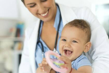 La pediatría es una de las áreas para las que no se consiguen suficientes médicos residentes