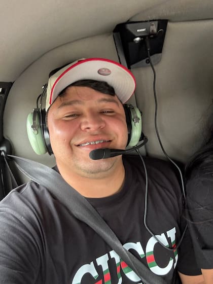 El 20 de septiembre, mientras realizaba una entrega de comida en el norte de Austin, un agente del ICE le disparó en el torso