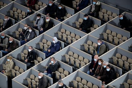 Por protocolo, Roland Garros permite un máximo de 1000 espectadores diarios; aquí, en sus respectivos boxes