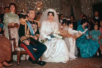 El 21 de diciembre de 1959, en el Salón de los Espejos del Palacio Golestán de Teherán, se casaron el último sha de Persia y Farah Diba (Photo by Mondadori Portfolio by Getty Images)