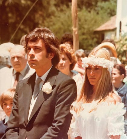 El 21 de
diciembre del 81, la pareja se
casó en Las Matreras, el campo
de la familia de él en Baradero,
tras ocho meses de noviazgo.