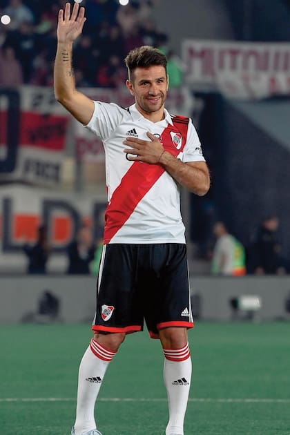 El 21 de septiembre pasado, Leo se retiró del fútbol con una auténtica fiesta en el Monumental en la que dijeron presente más de 50 mil personas, compañeros, glorias del club y amigos del fútbol y de la vida.