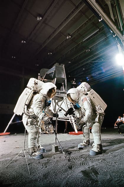 El 22 de abril de 1969, Aldrin y Armstrong prueban las herramientas que usarán un mes más tarde