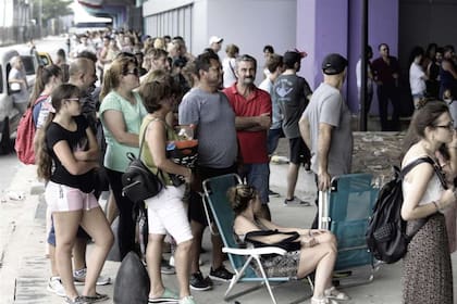 El 22 de enero pasado, los porteños hacían largas filas para vacunarse antes de viajar a Brasil