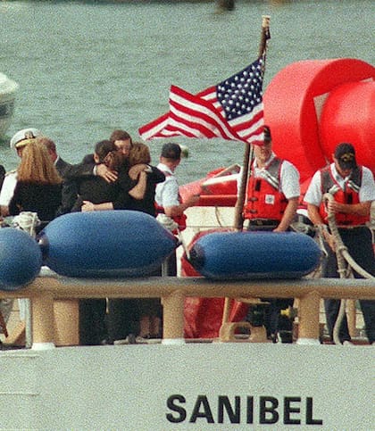 El 22 de julio de 1999, las familias Kennedy y Bessette depositaron las cenizas de sus seres queridos en el mar