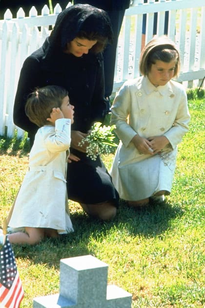 El 22 de noviembre de 1963, el presidente John F. Kennedy fue asesinado en Dallas. Acá, en una foto de Jackie con sus hijos tomada en su tumba, en el cementerio de Arlington, Virginia