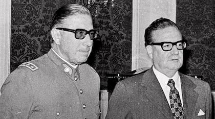 El 23 de agosto de 1973, Pinochet (izq) y el presidente Salvador Allende, en la ceremonia en la que se nombra a Pinochet como comandante en jefe del ejército