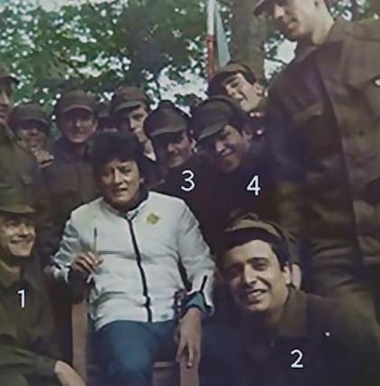 El 23 de diciembre, Ramón "Palito" Ortega visitó la Base del Valle de Andorra. Voló desde Ushuaia en un helicóptero Alouette. En la base le dieron una guitarra que sólo tenía tres cuerdas. Con paciencia, colocó las cuerdas que faltaban, afinó y cantó algunas canciones para animar a la tropa.