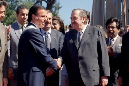 El 24 de agosto de 1994, el presidente Carlos Menem y el convencional radical Raúl Alfonsín firmaron la nueva Constitución en el Palacio de Urquiza, en Entre Ríos